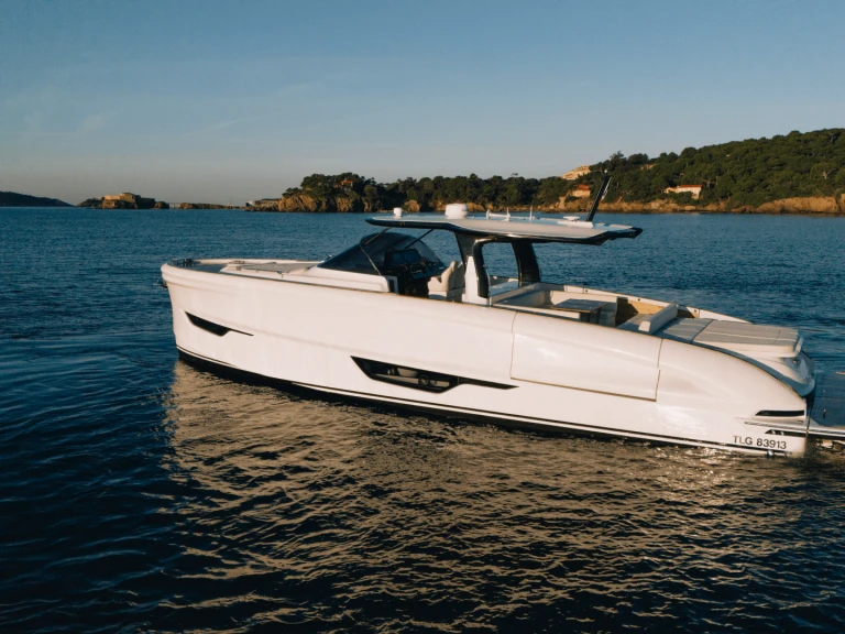 Hire a Solaris Power Solaris Power Coupé 52 Port Grimaud