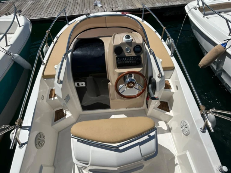 Hire Motorboat Romar with a boat licence