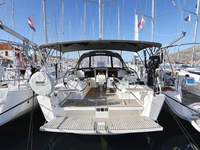 Charter a Dufour Dufour 382 Grand Large in Pula on Samboat