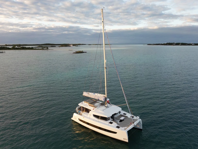 Charter a Bali Bali 4.4 in Nassau on Samboat