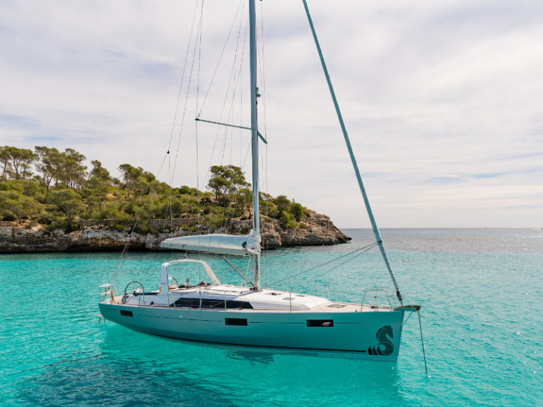 Bénéteau Oceanis 41.1 charter bareboat or skippered in  Alimos