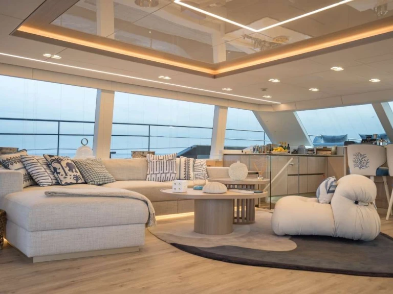 Hire Luxury Yacht Sunreef with a boat licence