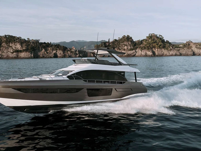 Hire Luxury Yacht Azimut with a boat licence