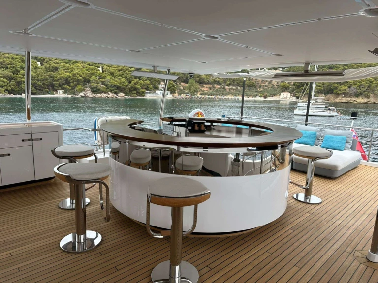 Charter a Azimut PURA VIDA in Greece on Samboat