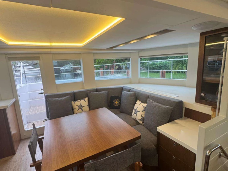 Hire Luxury Yacht Two Oceans with a boat licence