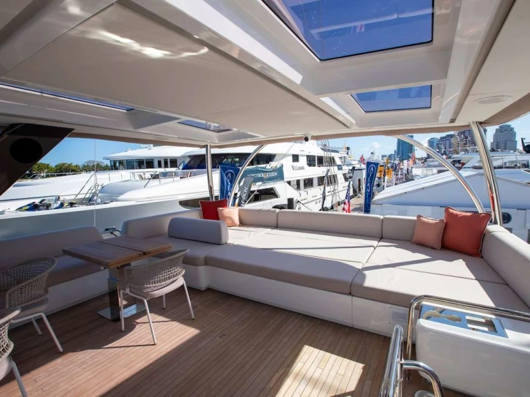 Hire Luxury Yacht Lagoon with a boat licence