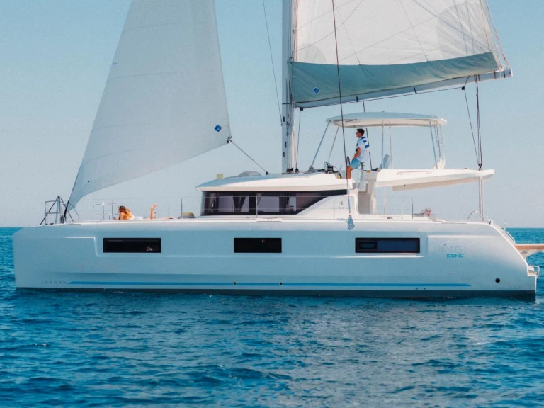 Catamaran to hire Playa Sardinera at the best price