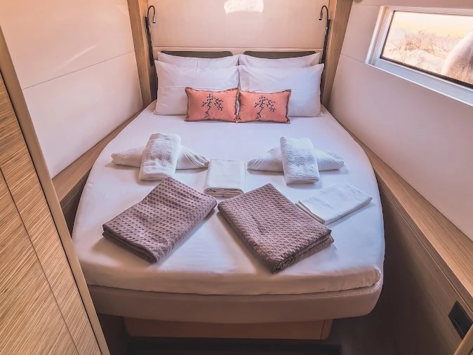 Hire Catamaran Lagoon with a boat licence