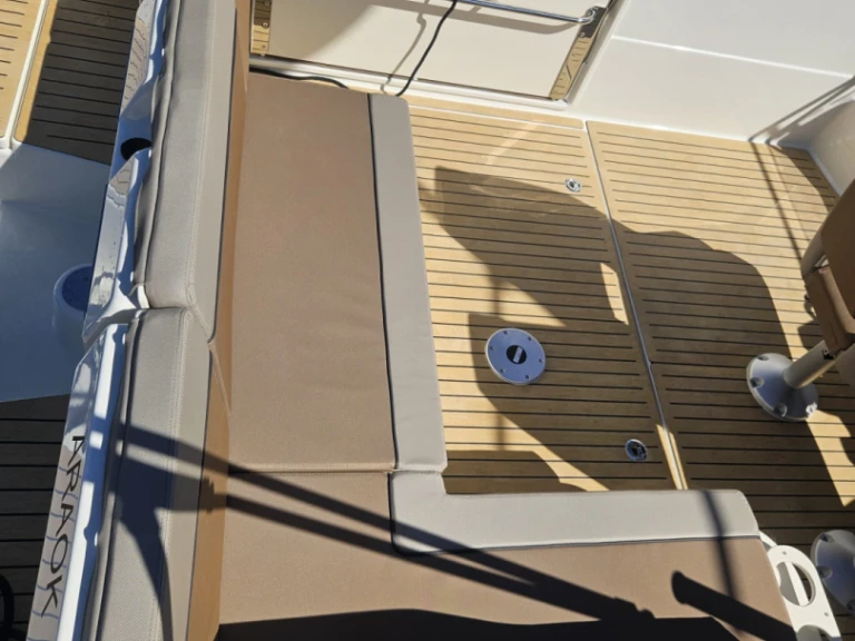Hire Motorboat Quicksilver with a boat licence