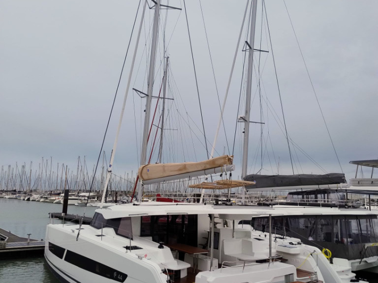Hire Catamaran Fountaine Pajot with a boat licence