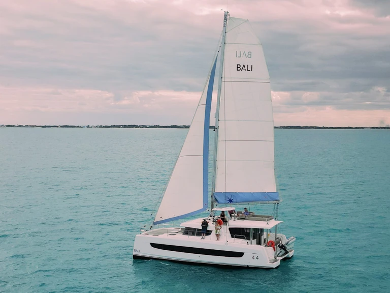 Catamaran to hire Nassau at the best price