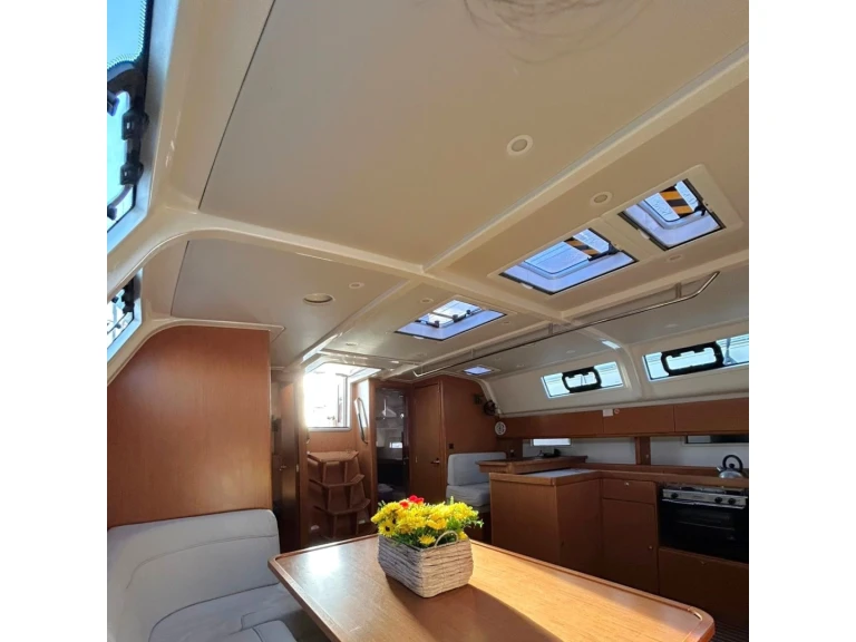 Charter a Bavaria Bavaria Cruiser 51 (5 cab.) in Alimos on Samboat