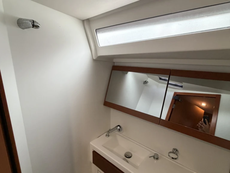 Sailboat to hire Piraeus at the best price