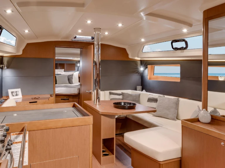 Charter a Bénéteau Oceanis 41.1 in Alimos on Samboat