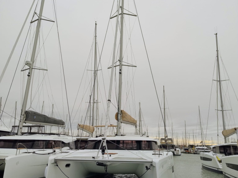Hire Catamaran Fountaine Pajot with a boat licence