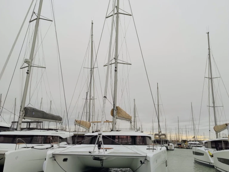 Hire Catamaran Fountaine Pajot with a boat licence