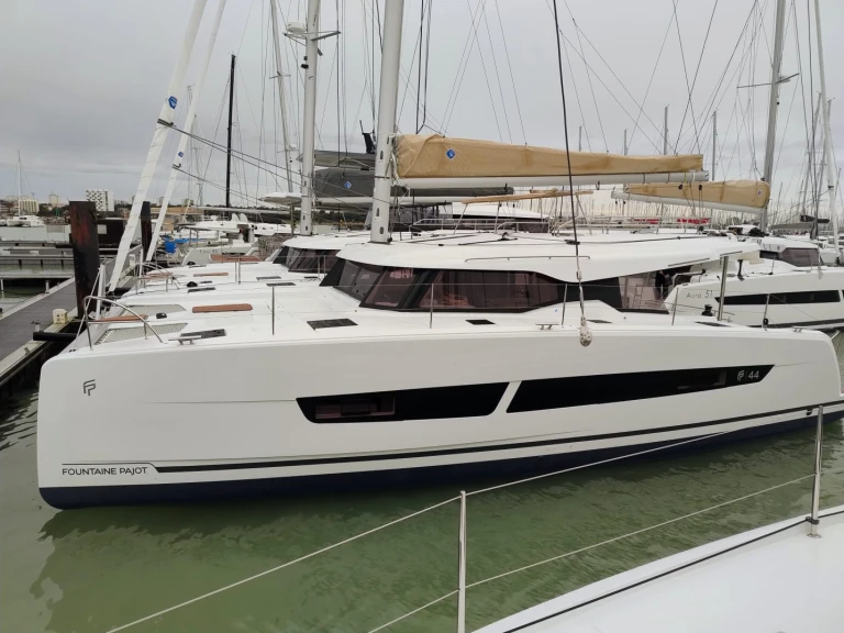 Hire a Fountaine Pajot Fountaine Pajot FP 44 Quatuor - 4 + 2 cab. Trogir
