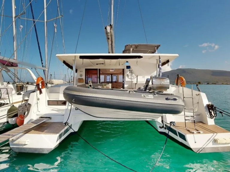 Hire Catamaran Fountaine Pajot with a boat licence