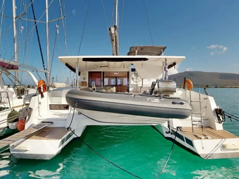 Hire Catamaran Fountaine Pajot with a boat licence