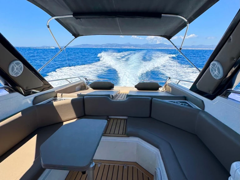 Hire Motorboat Sunseeker with a boat licence