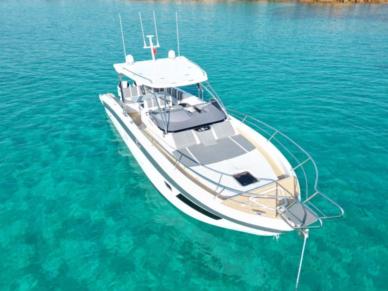 Charter a Saver Saver 330 Sport in Marina di Portisco on Samboat