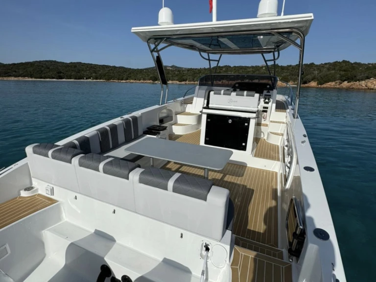Motorboat to hire Marina di Portisco at the best price