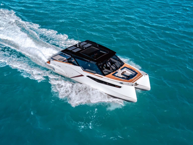 Charter a DRACAN  DRACAN 42  in Venice on Samboat