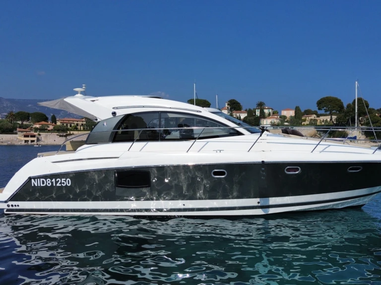 Luxury Yacht hire in Paris - Prestige Yachts 590