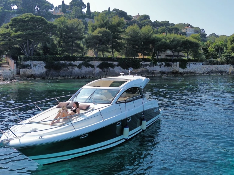 Charter a Prestige Yachts 590 in Paris on Samboat