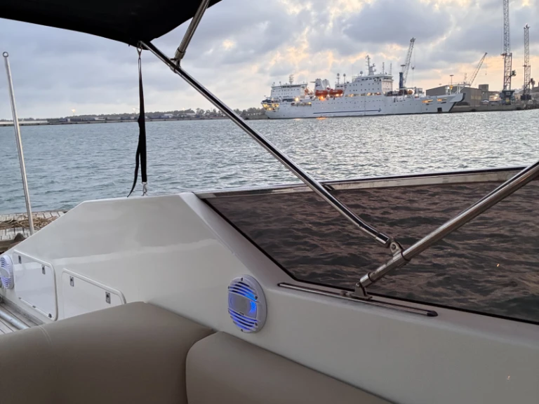 Hire Motorboat Gari Plast with a boat licence