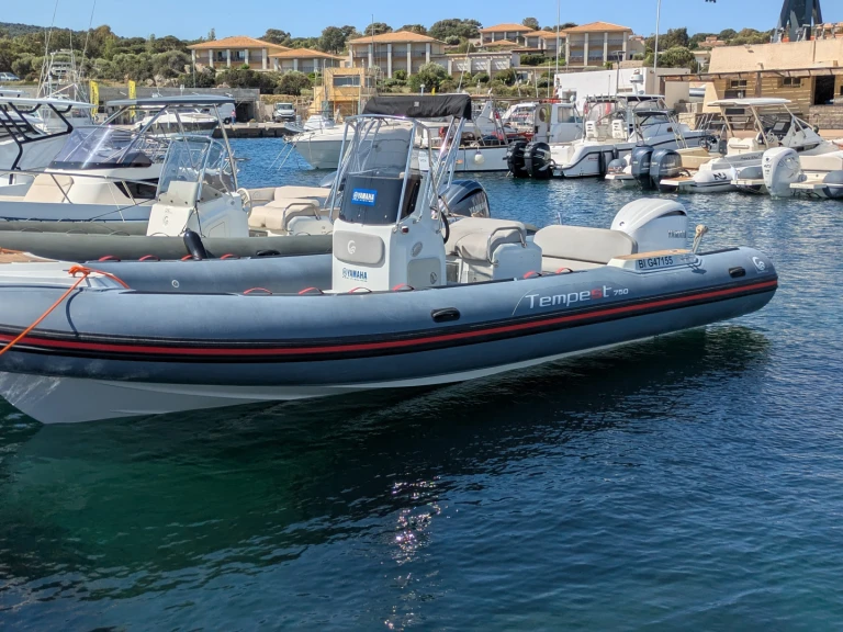 Hire RIB Capelli with a boat licence