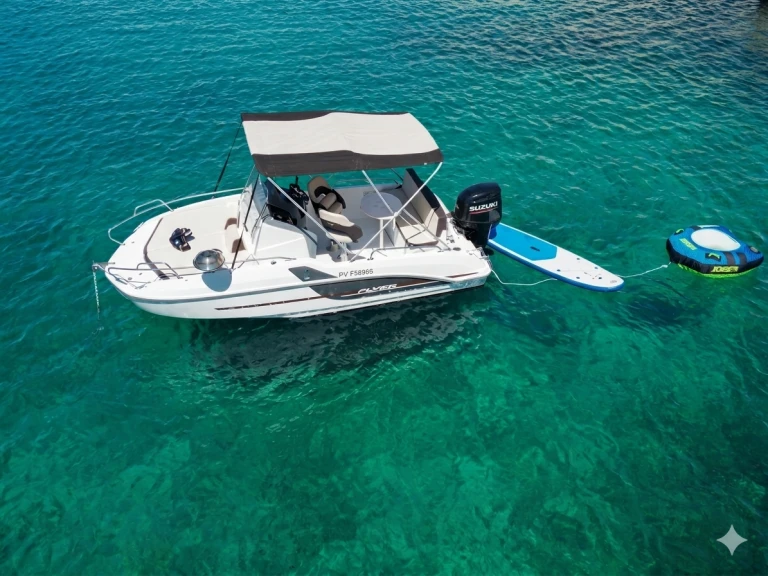 Hire Motorboat Bénéteau with a boat licence