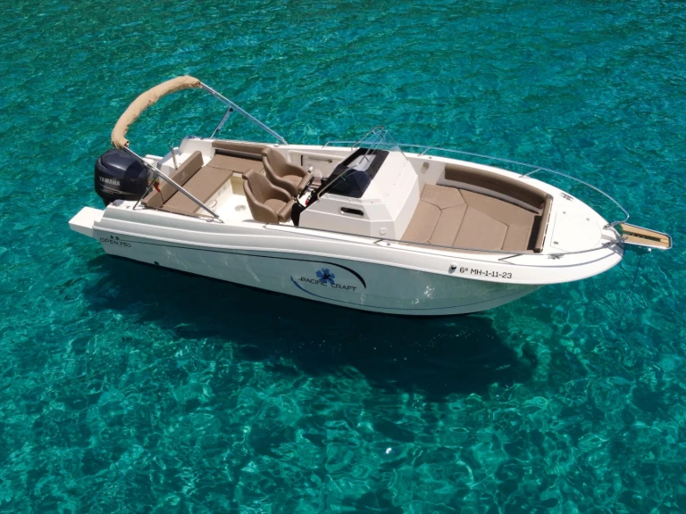 Hire Motorboat Pacific Craft with a boat licence