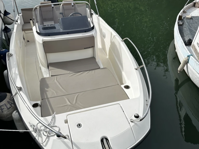 Hire Motorboat Quicksilver with a boat licence