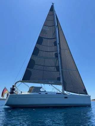 Charter a Hanse Hanse 430 E in Pula on Samboat