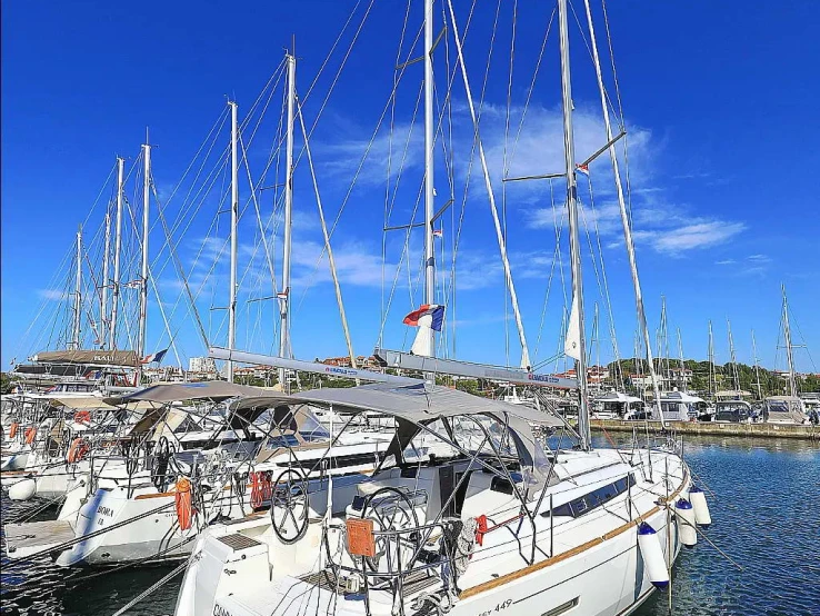 Hire Sailboat Jeanneau with a boat licence