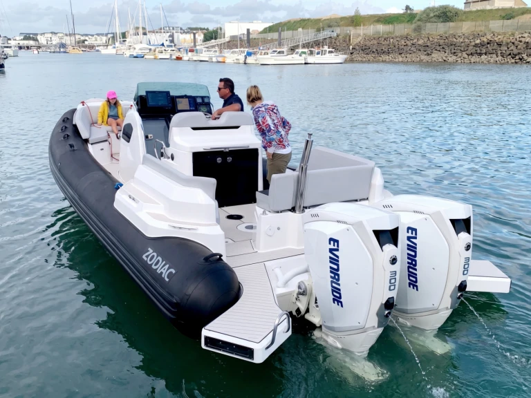 Hire RIB Zodiac with a boat licence