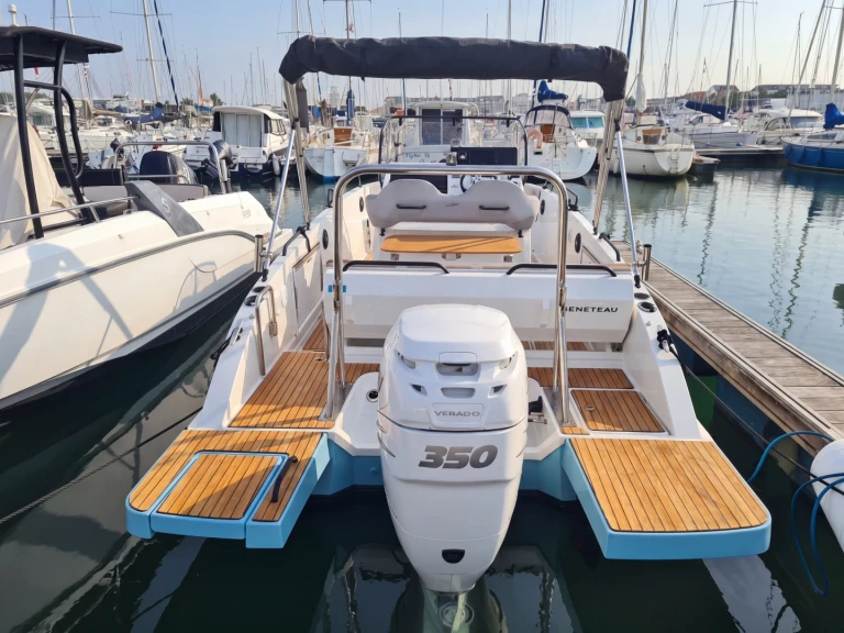 Hire a Bénéteau Flyer 8 SPACEdeck Les Sables-d'Olonne