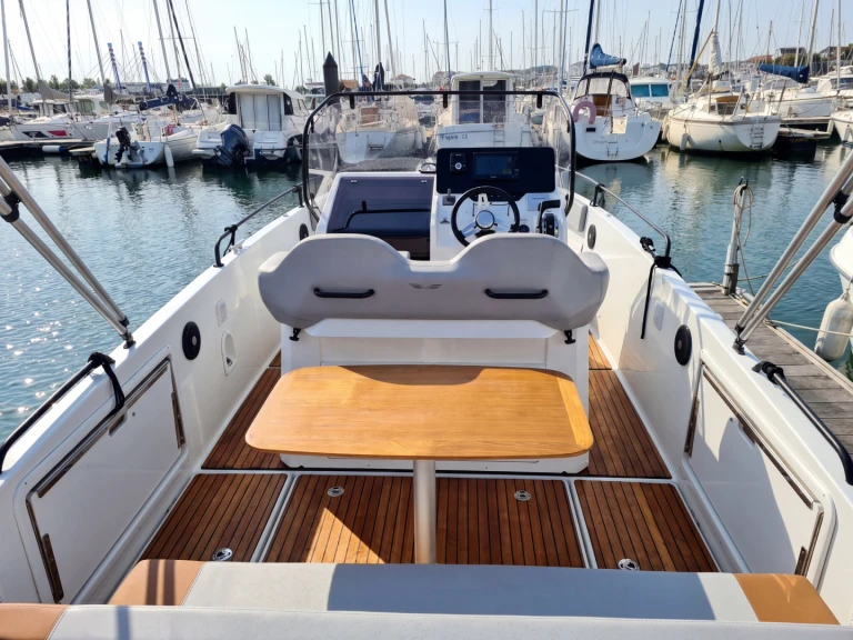 Hire Motorboat Bénéteau with a boat licence