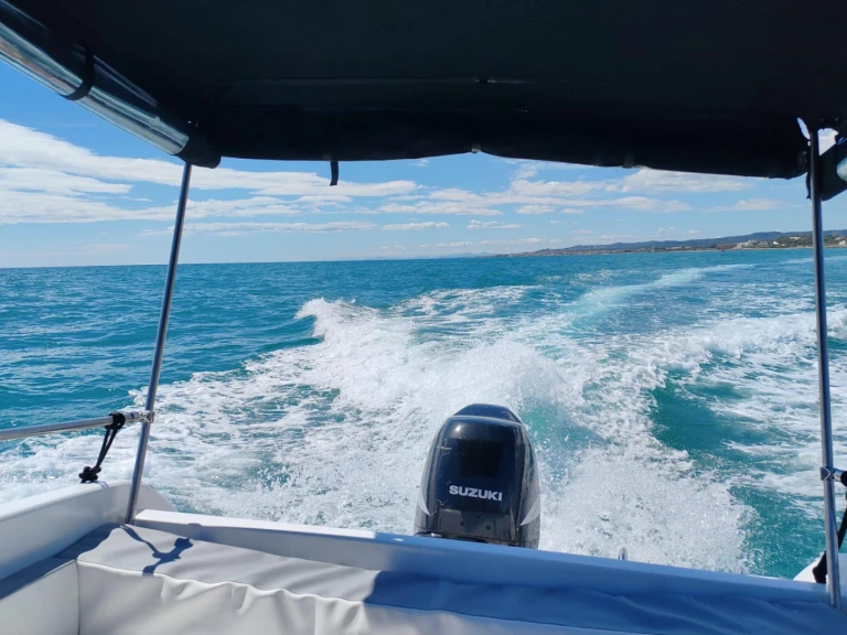 Hire Motorboat Four Winns with a boat licence
