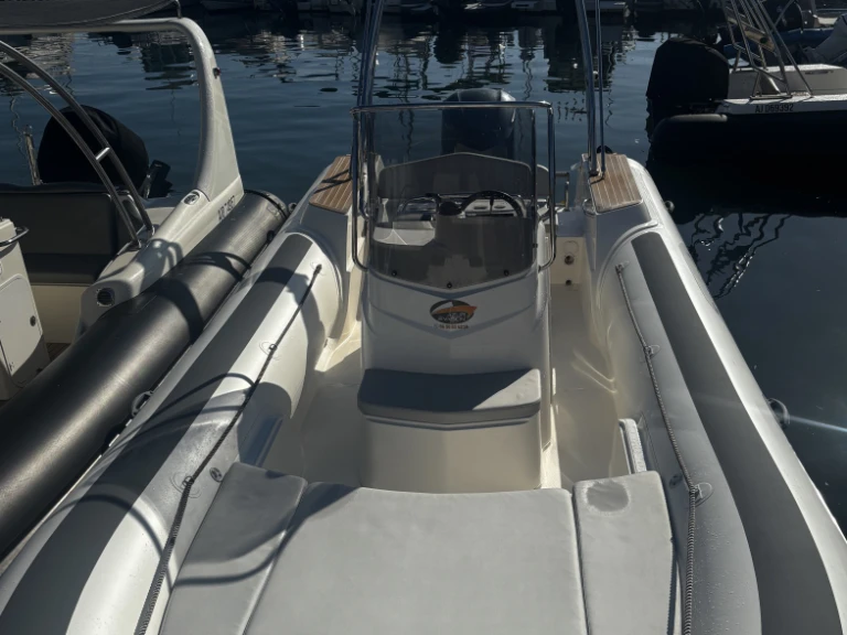 Hire RIB Capelli with a boat licence