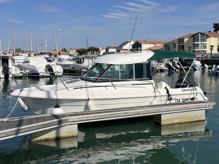 Motorboat hire in Saint-Gilles-Croix-de-Vie - Jeanneau Merry Fisher 625 HB