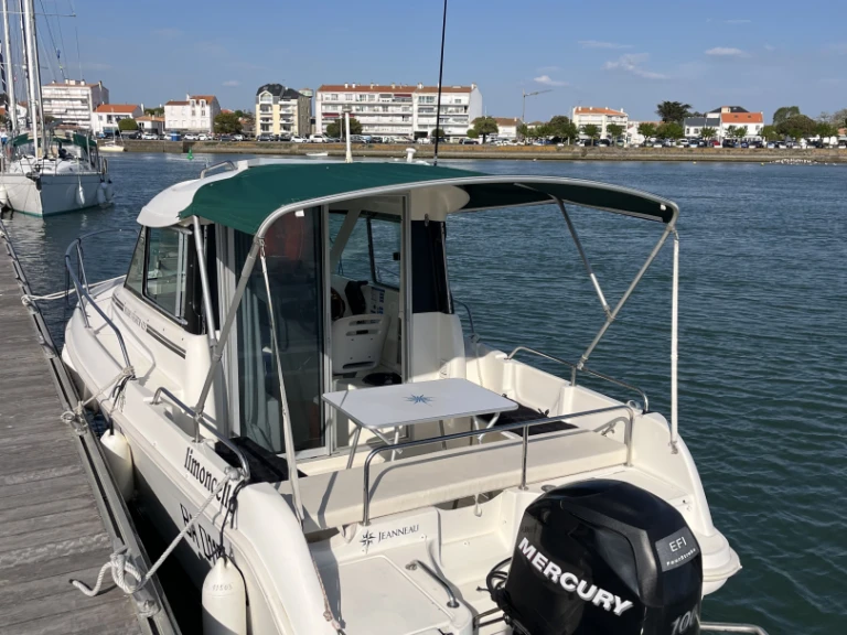 Charter a Jeanneau Merry Fisher 625 HB in Saint-Gilles-Croix-de-Vie on Samboat