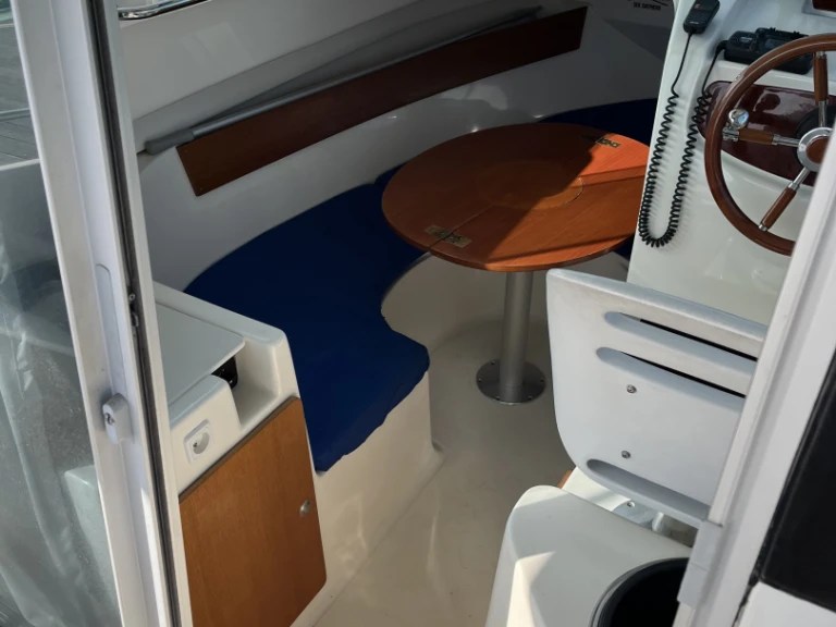 Hire Motorboat Jeanneau with a boat licence