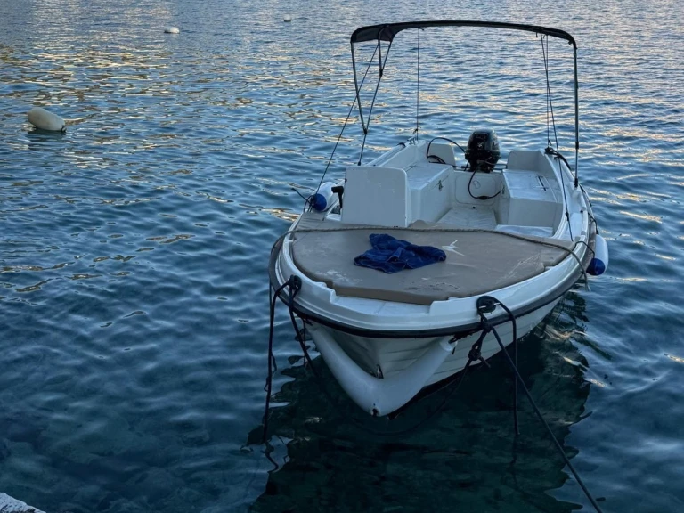 Charter a Betina 500 in Hvar on Samboat