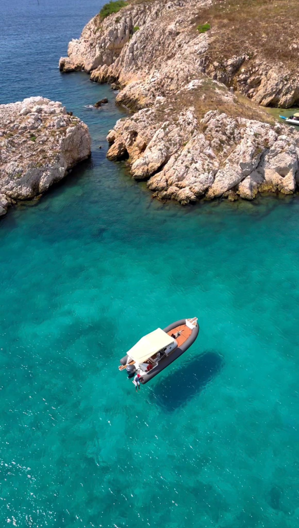 Hire Motorboat Blu and blu italy with a boat licence