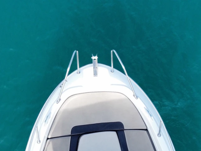 Hire Motorboat Jeanneau with a boat licence