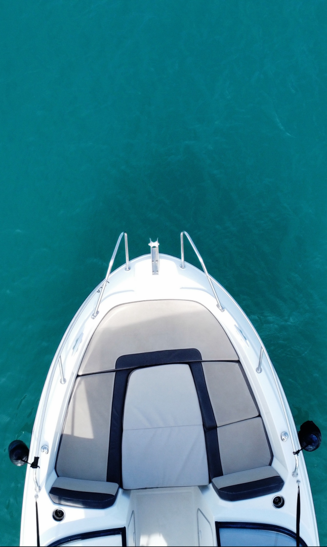 Hire Motorboat Jeanneau with a boat licence