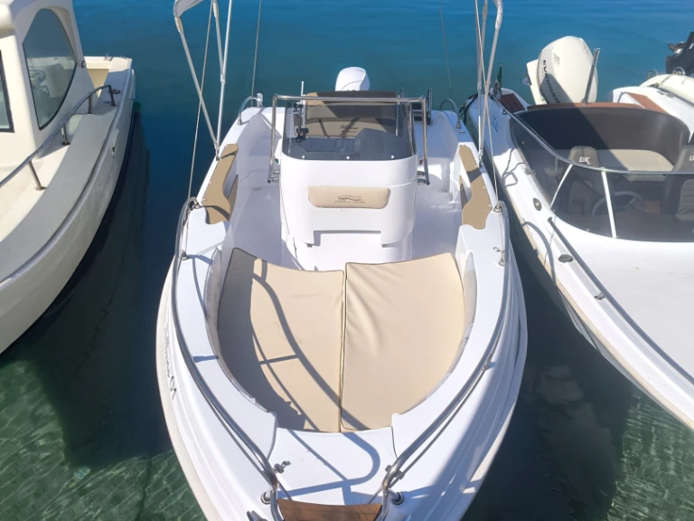 Hire Motorboat Blumax with a boat licence