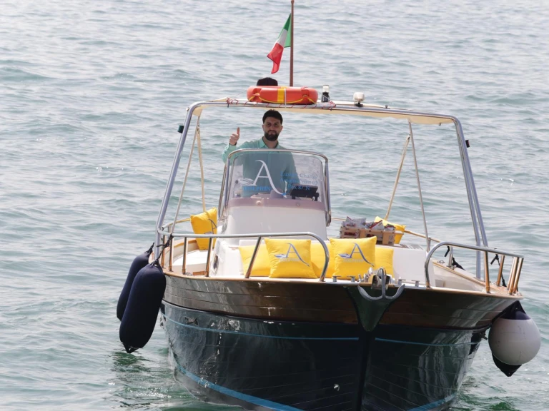 Motorboat to hire Salerno at the best price